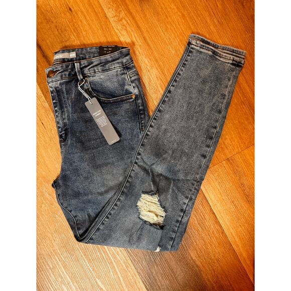 Tractr Diane Mid Rise 8/29 Destroyed Jeans Stretchy NWT - Picture 1 of 4